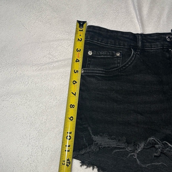 Zara Black Jean Shorts with High Waist and Distressed Hem - Picture 5 of 6